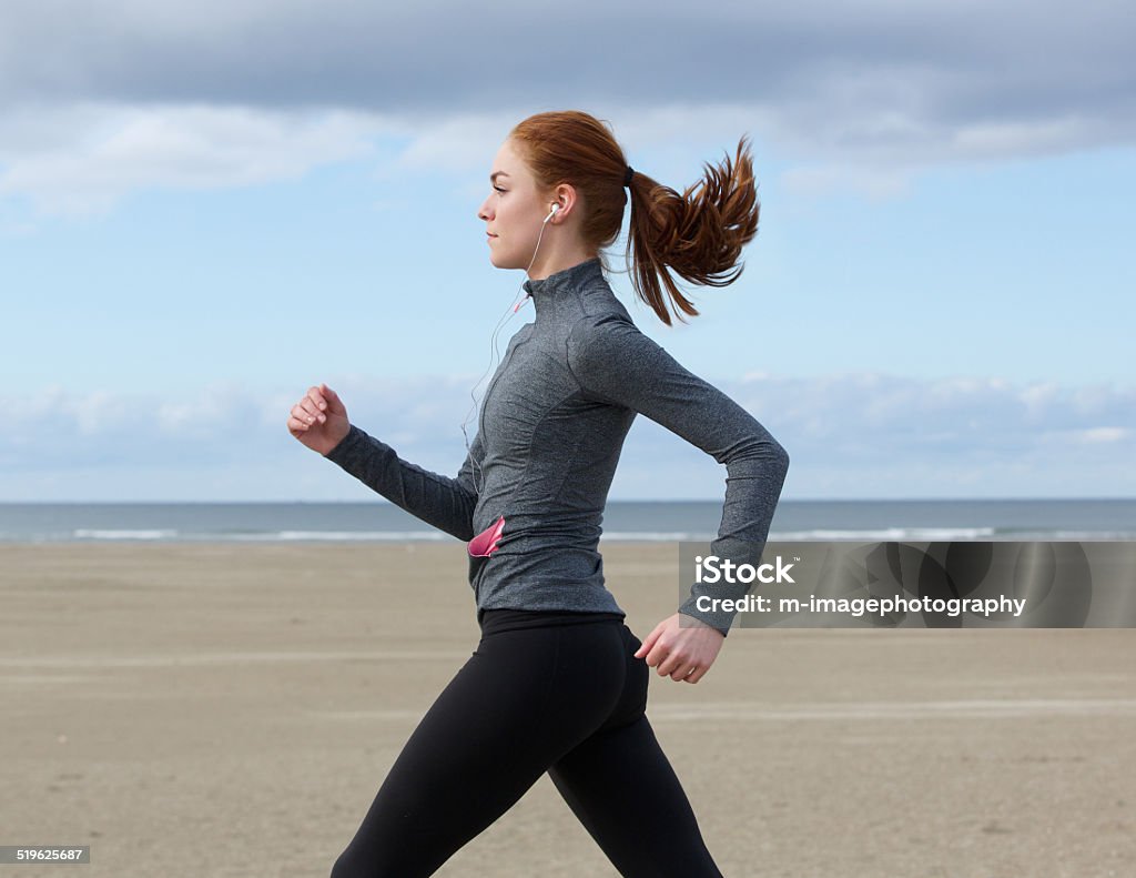 Jeune femme jogging sur la plage - Photo de Marche rapide libre de droits