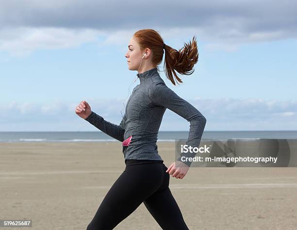 Photo libre de droit de Jeune Femme Jogging Sur La Plage banque d'images et plus d'images libres de droit de Marche rapide - Marche rapide, Marche sportive, Marcher