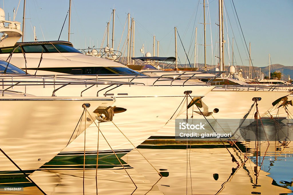 Embarcaciones en el puerto de Antibes, Francia - Foto de stock de Agua libre de derechos