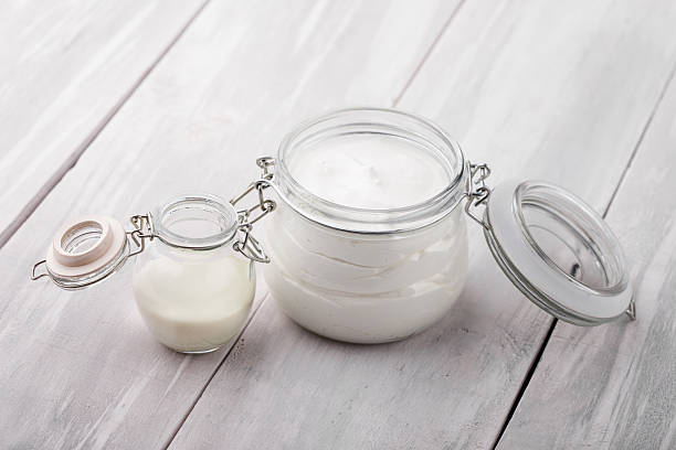 солнцезащитный крем масло для тела и diy - shea butter moisturizer butter cream стоковые фото и изображения