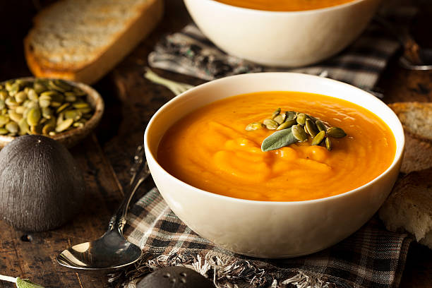 in casa autunno zuppa di butternut squash - soup pumpkin soup vegetarian food food foto e immagini stock
