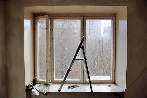 istock Ladder on a background of old windows 519650044