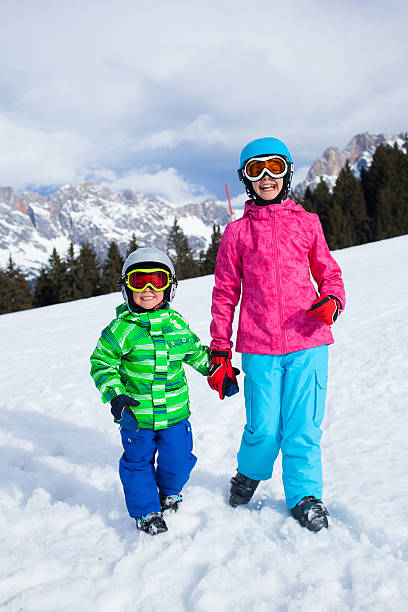 as crianças tem um divertido de esqui - austria european alps winter outdoors - fotografias e filmes do acervo