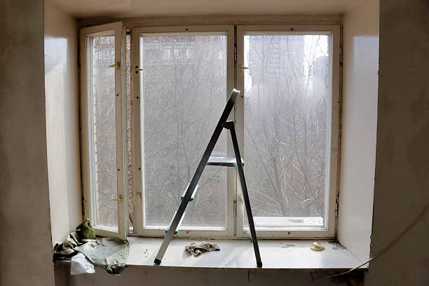 istock Ladder on a background of old windows 519650600