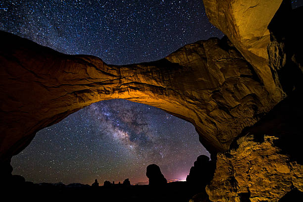 doppelzimmer bogen milchstraße galaxy bögen nationalen park city, utah - moab stock-fotos und bilder