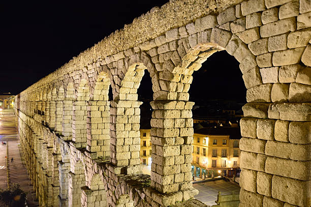 aqueduc de segovia. vista nocturna - trajano photos et images de collection