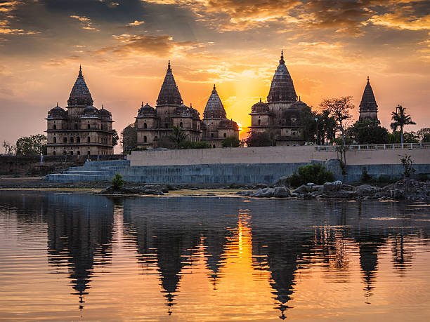 real cenotafios. de orchha, madhya pradesh, india - madhya fotografías e imágenes de stock