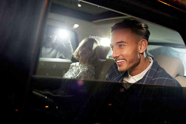 celebrità coppia di arrivo in limousine, fotografato da paparazzi - profile photo flash foto e immagini stock