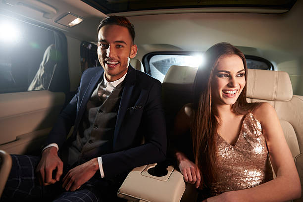 attraente giovane coppia ridendo su una limousine - long vehicle flash foto e immagini stock