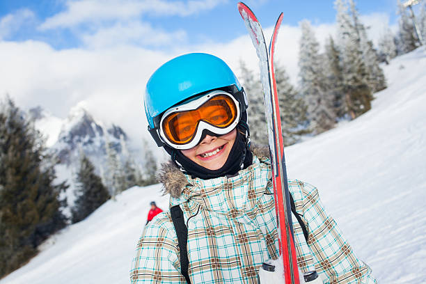 garota tem um divertido de esqui - austria european alps winter outdoors - fotografias e filmes do acervo