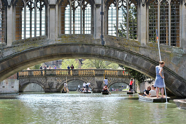 pessoas andando de chalana no rio cam, em cambridge - st johns college - fotografias e filmes do acervo