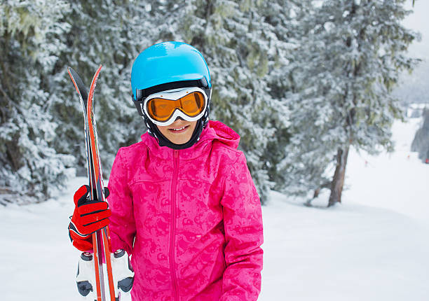 garota tem um divertido de esqui - austria european alps winter outdoors - fotografias e filmes do acervo