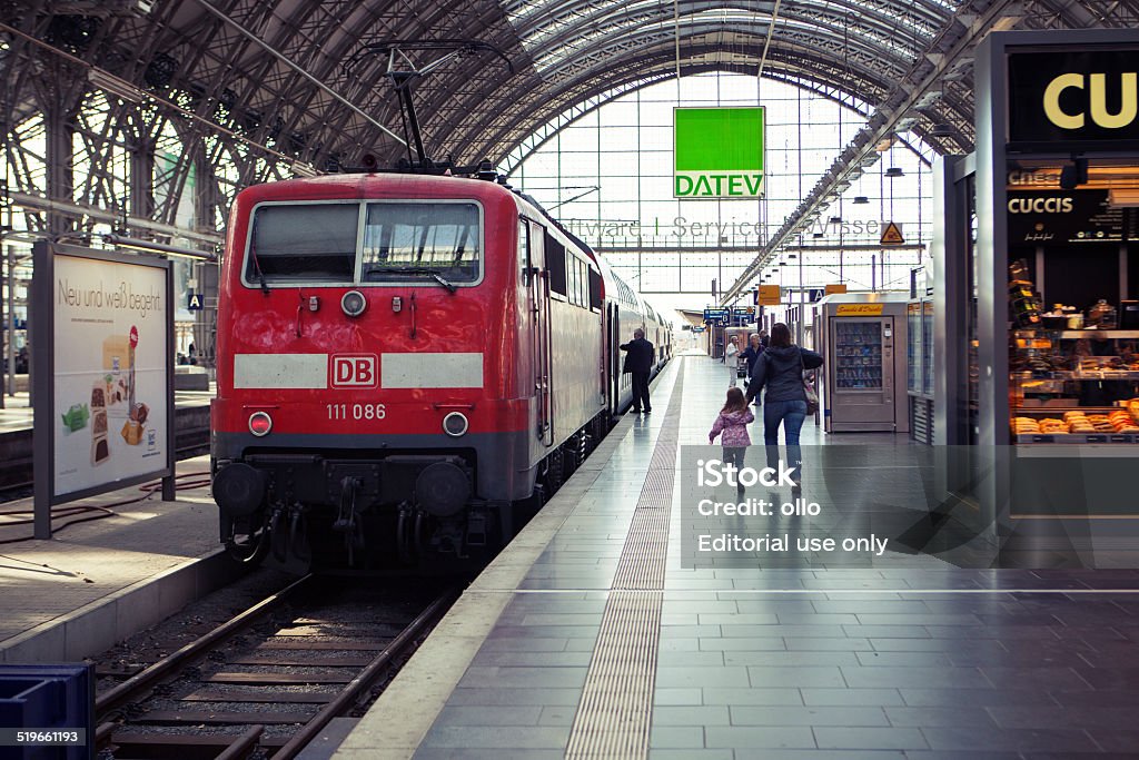 Espera tren de Deutsche Bahn - Foto de stock de Adulto libre de derechos