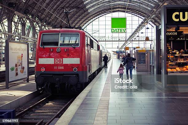 Espera Tren De Deutsche Bahn Foto de stock y más banco de imágenes de Adulto - Adulto, Alemania, Andén de estación de tren