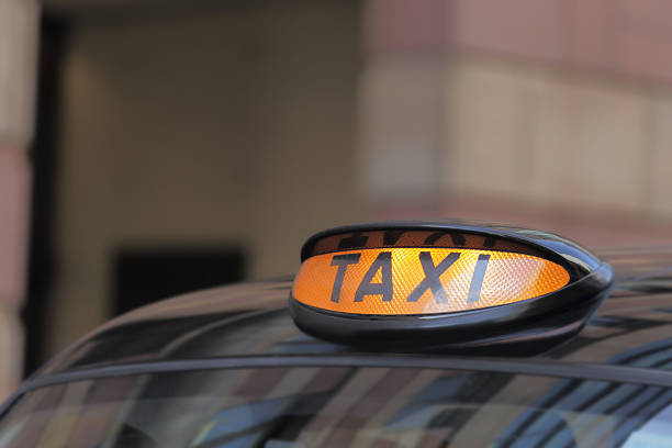 taxi autos in london - black cab stock-fotos und bilder