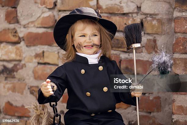 침리 쓸다 여자아이 굴뚝 청소부에 대한 스톡 사진 및 기타 이미지 - 굴뚝 청소부, 아이, 4-5세 - iStock