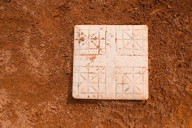 base em um campo de beisebol plano aproximado - baseball base imagens e fotografias de stock