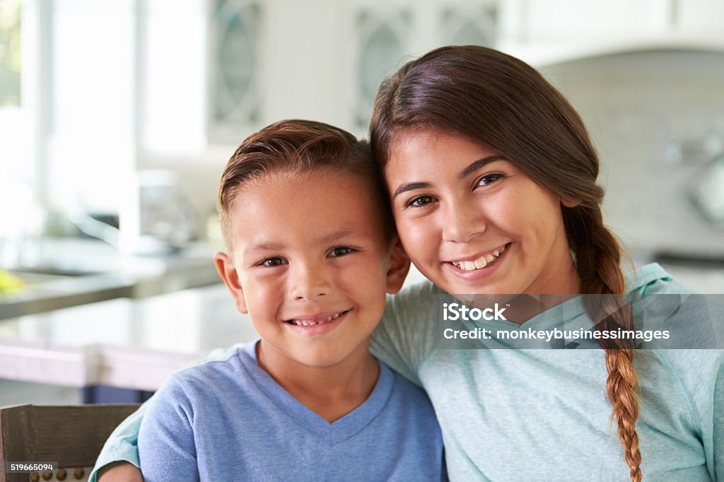 Cabeza y hombros Retrato de hispanos niños en el hogar - Foto de stock de Hermana libre de derechos