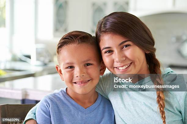 Cabeza Y Hombros Retrato De Hispanos Niños En El Hogar Foto de stock y más banco de imágenes de Hermana