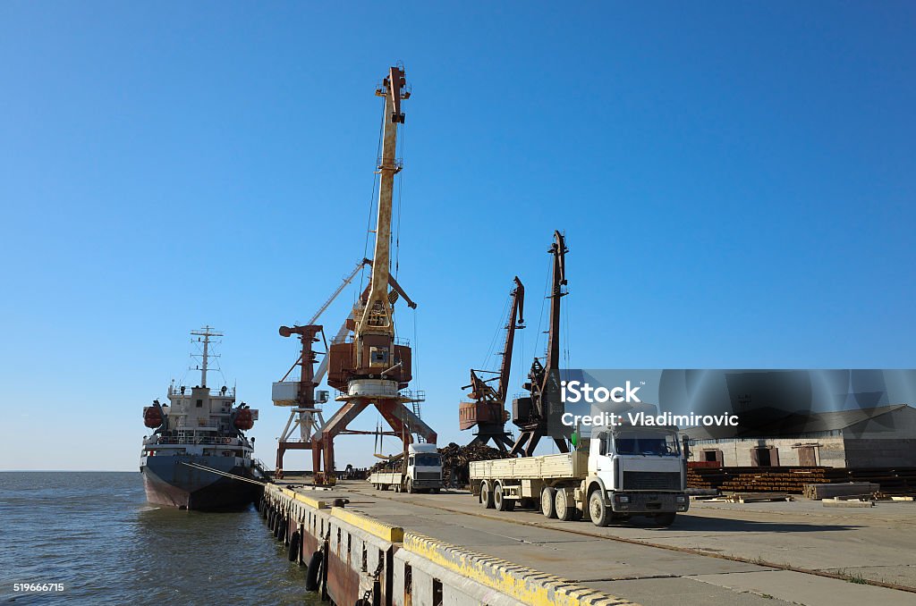 Cargo Schiff gehen pier - Lizenzfrei Anlegestelle Stock-Foto
