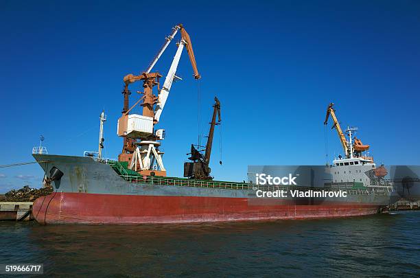 Cargo Schiff Gehen Pier Stockfoto und mehr Bilder von Anlegestelle - Anlegestelle, Ausrüstung und Geräte, Behälter