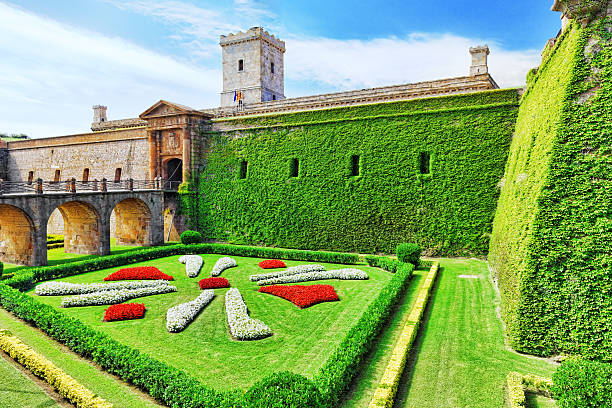 widok castillo de montjuic w górach montjuic. - port de barcelona zdjęcia i obrazy z banku zdjęć