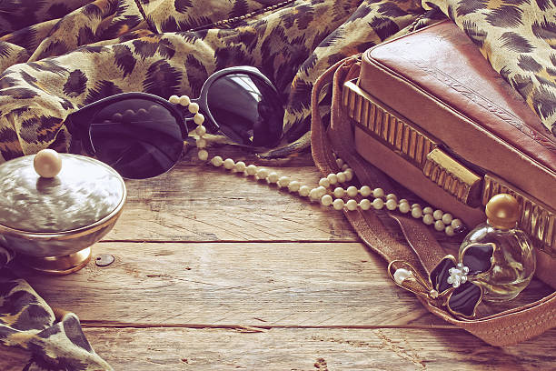 mulher acessórios vintage, pó caixa, cachecol, colar, sunglas - brooch gold jewelry old fashioned imagens e fotografias de stock