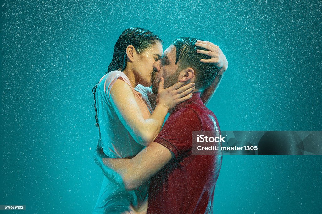 Le couple amoureux sous la pluie - Photo de Embrasser libre de droits