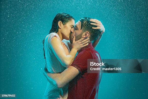 Photo libre de droit de Le Couple Amoureux Sous La Pluie banque d'images et plus d'images libres de droit de Embrasser - Embrasser, Tous types de couple, Pluie