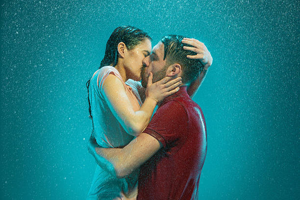 la coppia di innamorati in il pioggia - passion people love sensuality foto e immagini stock