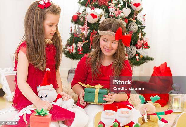 Weihnachtsgeschenk Stockfoto und mehr Bilder von 6-7 Jahre - 6-7 Jahre, Auf dem Boden sitzen, Baum