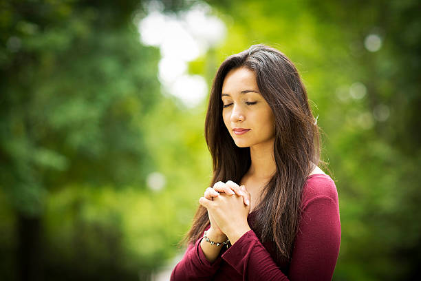 mulher rezar ao ar livre - jesus christ human hand god consoling imagens e fotografias de stock