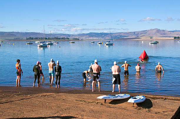schwimmer treffen sie sich am ausgangspunkt des triathlon - midmar stock-fotos und bilder