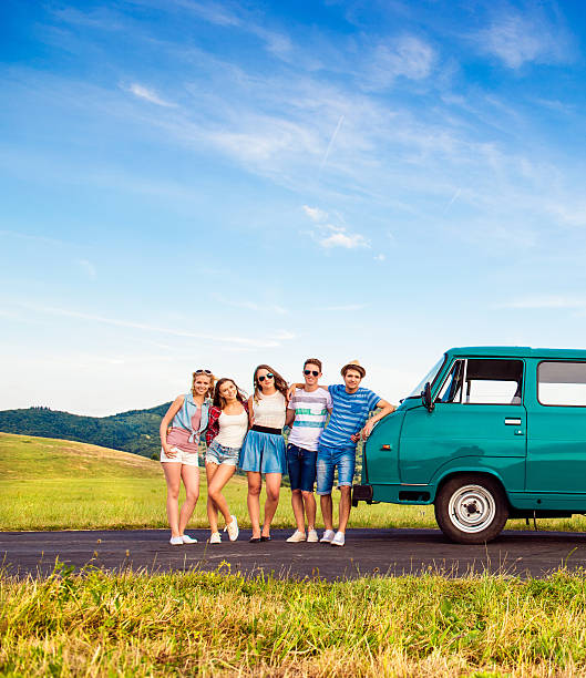 젊은 frieds, 캠퍼 밴, 녹색, 자연, 파란 하늘 - travel adolescence road trip outdoors 뉴스 사진 이미지
