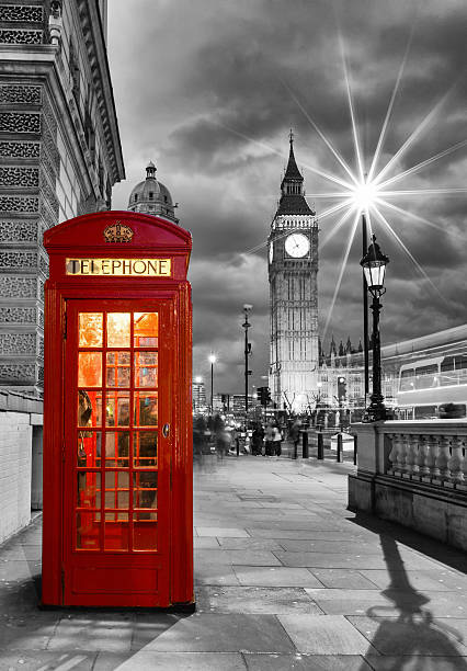 красная телефонная будка в перед большой бен - london england england street light telephone стоковые фото и изображения