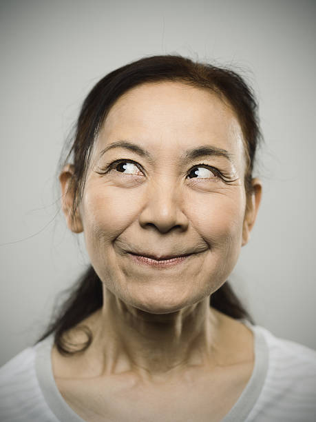 portrait de l'heureuse femme senior japonais. - women thinking contemplation sideways glance photos et images de collection
