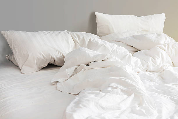 cama e branco almofadas com rugas no quarto cobertor - lpn imagens e fotografias de stock