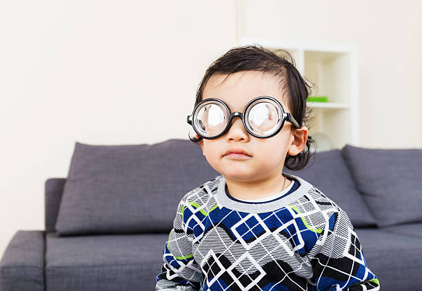 małe dziecko chłopiec nosić okulary grube - korea child baby asian culture zdjęcia i obrazy z banku zdjęć