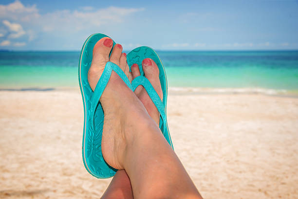女性の足にブルーのビーチサンダル、ビーチと海 - flip flop human foot sand women ストックフォトと画像
