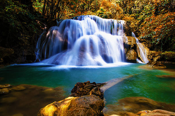 sfondo sfocato morbido e concentrati huay cascata kamin mae - flowing rock national park waterfall foto e immagini stock