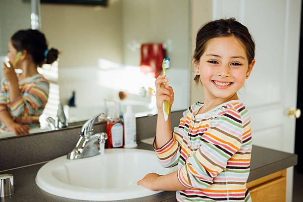 kleinkind mit zahnbürste - child brushing human teeth brushing teeth stock-fotos und bilder