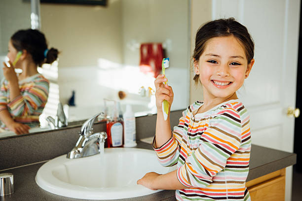 bambino piccolo con spazzolino da denti - child human teeth brushing teeth dental hygiene foto e immagini stock