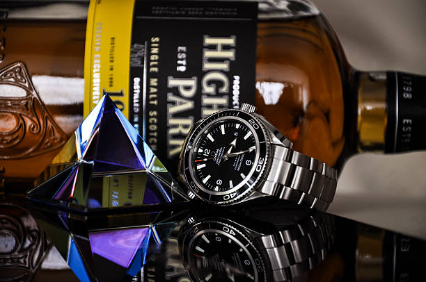 omega-uhr mit highland park scotch whisky - omega stock-fotos und bilder