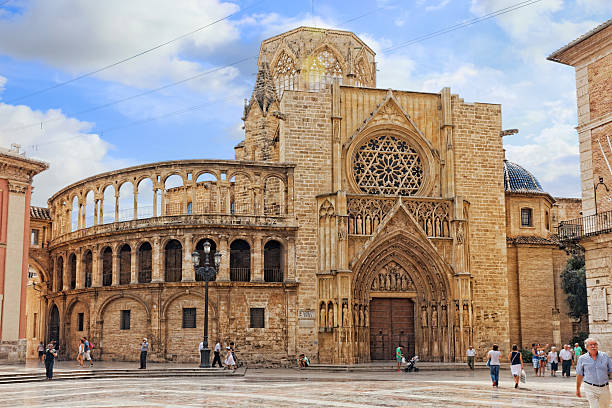 quadrado de saint mary's e catedral de valência templo. - valencia cathedral imagens e fotografias de stock