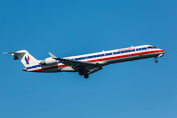 crj700 american eagle airlines занимает от из аэропорта jfk - crj 700 стоковые фото и изображения