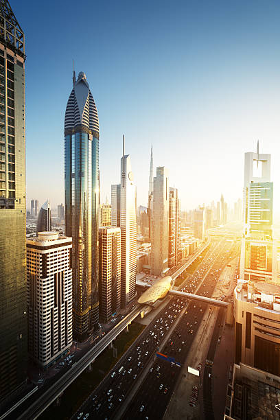 panorama urbain de dubaï au coucher du soleil, émirats arabes unis - futuristic dubai city traffic photos et images de collection