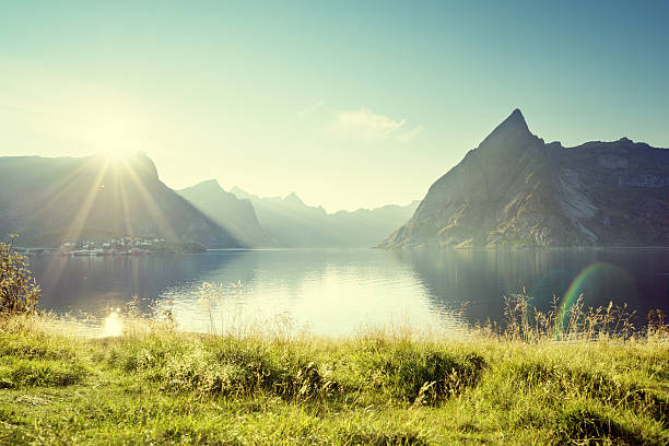 sonnenuntergang in lofoten inseln, norwegen - skandinavischer abstammung stock-fotos und bilder