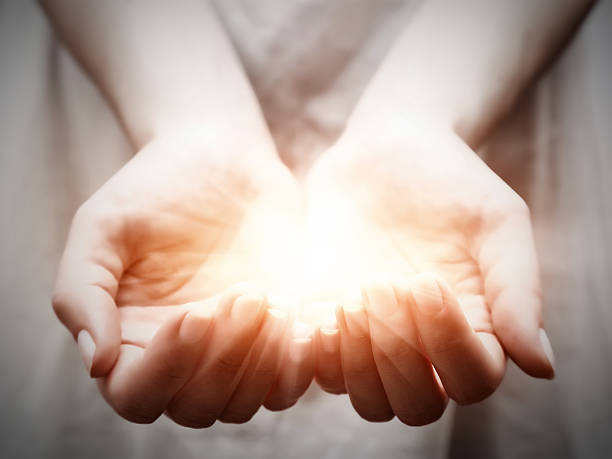 a luz em jovem mulher mãos.  partilha, dando, oferecendo, de protecção - hands open imagens e fotografias de stock