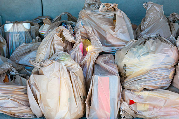 пластиковые продуктовые пакеты - полиэтиленовый пакет стоковые фото и изображения