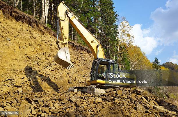 Gelbe Excavator Graben Stockfoto und mehr Bilder von Abholzung - Abholzung, Aktivitäten und Sport, Anhöhe